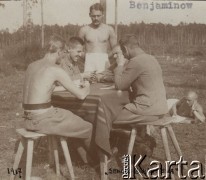 1917, fort Beniaminów koło Nieporętu.
Internowanie oficerów Legionów Polskich po tzw. kryzysie przysięgowym. Sekcja brydżowa - żołnierze podczas gry w karty.
Fot. NN, zbiory Instytutu Józefa Piłsudskiego w Londynie