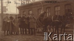 1918, fort Beniaminów koło Nieporętu.
Koniec internowania oficerów Legionów Polskich po tzw. kryzysie przysięgowym, żołnierze wyjeżdżający z Beniaminowa.
Fot. NN, zbiory Instytutu Józefa Piłsudskiego w Londynie