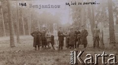 1918, fort Beniaminów koło Nieporętu.
Koniec internowania oficerów Legionów Polskich po tzw. kryzysie przysięgowym, grupa legionistów za drutami.
Fot. NN, zbiory Instytutu Józefa Piłsudskiego w Londynie