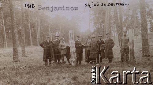 1918, fort Beniaminów koło Nieporętu.
Koniec internowania oficerów Legionów Polskich po tzw. kryzysie przysięgowym, grupa legionistów za drutami.
Fot. NN, zbiory Instytutu Józefa Piłsudskiego w Londynie