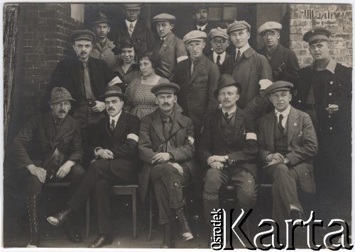 Maj 1921, Szopienice (?).
Sztab Naczelnej Komendy Wojsk Powstańczych. Siedzą od lewej: por. Jan Kowalewski, mjr Stanisław Rostworowski, płk Maciej Mielżyński, por. Remigiusz Grocholski, dr Alfred Kolnewski.
Fot. NN, zbiory Instytutu Józefa Piłsudskiego w Londynie