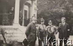 Maj 1921, brak miejsca.
Przed dowództwem I Dywizji. Na pierwszym planie stoją od lewej: por. Kowalewski - referent oddziału II NKWP, kpt. Chodźko - oficer do specjalnych poruczeń dowódcy dywizji, kpt. Robert Oszek - dowódca oddziału szturmowego marynarzy, kpt. Bukowski ze sztabu dywizji.
Fot. NN, zbiory Instytutu Józefa Piłsudskiego w Londynie