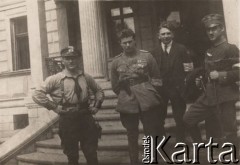 Maj 1921, brak miejsca.
Przed siedzibą dowództwa I Dywizji wojsk powstańczych. Stoją od lewej: kpt. Robert Oszek, mjr Jan Ludyga-Laskowski - dowódca dywizji, por. Jan Stanek, kpt. Jan Keller.
Fot. NN, zbiory Instytutu Józefa Piłsudskiego w Londynie