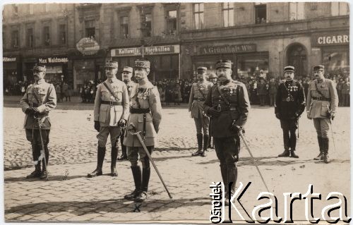 1920-1921, Katowice.
Generalicja francuska dowodząca wojskami francuskimi na terenie plebiscytowym Górnego Śląska. Z lewej (z szablą opartą o ziemię) stoi gen. Henri Le Rond, przewodniczący Międzysojuszniczej Komisji Rządzącej i Plebiscytowej na Górnym Śląsku.
Fot. NN, zbiory Instytutu Józefa Piłsudskiego w Londynie