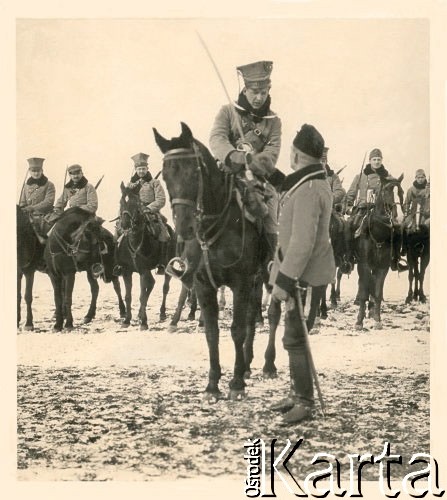 Grudzień 1914, Nowy Sącz.
1 Pułk Ułanów I Brygady Legionów. Na koniu Bolesław Wieniawa-Długoszowski, z tyłu od lewej: Edward Kleszczyński, Jan Dunin-Wąsowicz i Karol Nachtlicht.
Fot. NN, zbiory Instytutu Józefa Piłsudskiego w Londynie