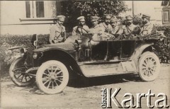 Sierpień 1914, Kielce.
Wyjazd oficerów sztabu 1 Pułku Piechoty Legionów w samochodzie 