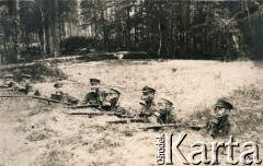 1916, brak miejsca.
Legioniści podczas ćwiczeń pogotowia gazowego.
Fot. NN, zbiory Instytutu Józefa Piłsudskiego w Londynie