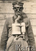 1916, brak miejsca.
Legiony Polskie. Członek sekcji ratownictwa gazowego w aparacie Dregera. 
Fot. NN, zbiory Instytutu Józefa Piłsudskiego w Londynie