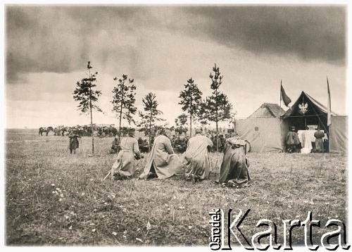 6.08.1916, okolice rzeki Stochód, Wołyń.
Msza polowa Legionów Polskich w 2. rocznicę wymarszu I Kompanii Kadrowej z krakowskich Oleandrów.
Fot. NN, zbiory Instytutu Józefa Piłsudskiego w Londynie