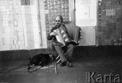 1983, Warszawa, Polska.
Przejście podziemne pod ulicą Marszałkowską. Uliczny akordeonista.
Fot. Kacper Mirosław Krajewski, zbiory Ośrodka KARTA