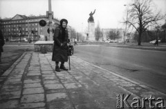 1984, Warszawa, Polska.
Ulica Żwirki i Wigury. Kobieta czeka na autobus. Na dalszym planie widoczny Pomnik Lotnika.
Fot. Kacper Mirosław Krajewski, zbiory Ośrodka KARTA