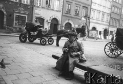 1986, Warszawa, Polska.
Rynek Starego Miasta. Mężczyzna odpoczywa na staromiejskiej ławce.
Fot. Kacper Mirosław Krajewski, zbiory Ośrodka KARTA