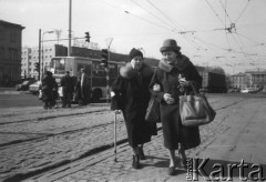 1984, Warszawa, Polska.
Plac Dzierżyńskiego (od 1989 Plac Bankowy). Kobiety rozmawiają po wyjściu z tramwaju.
Fot. Kacper Mirosław Krajewski, zbiory Ośrodka KARTA