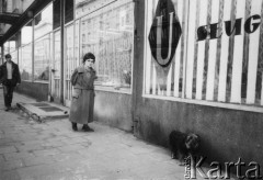 1986, Warszawa, Polska.
Ulica Nowogrodzka. Spacer z psem.
Fot. Kacper Mirosław Krajewski, zbiory Ośrodka KARTA