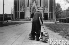 1984, Warszawa, Polska.
Plac Szembeka. Praga Południe. Kościół Najczystszego Serca Maryi.
Fot. Kacper Mirosław Krajewski, zbiory Ośrodka KARTA