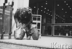 1986, Warszawa, Polska.
Na dworcu 