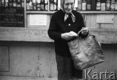 1984, Warszawa, Polska.
Ulica Zamieniecka. Skup butelek.
Fot. Kacper Mirosław Krajewski, zbiory Ośrodka KARTA