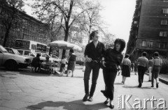 1986, Warszawa, Polska.
Ulica Marszałkowska. Para młodych ludzi.
Fot. Kacper Mirosław Krajewski, zbiory Ośrodka KARTA