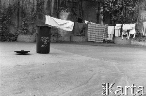 1985, Warszawa, Polska.
Podwórko przy ulicy Lwowskiej.
Fot. Kacper M. Krajewski, zbiory Ośrodka KARTA