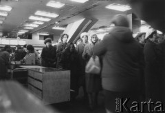 1986, Warszawa, Polska.
Kolejka kupujących w Domach Towarowych Centrum. 
Fot. Kacper M. Krajewski, zbiory Ośrodka KARTA