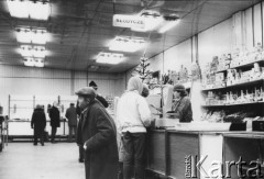 1985, Warszawa, Polska.
Grochów. Sklep przy ulicy Witolińskiej.
Fot. Kacper M. Krajewski, zbiory Ośrodka KARTA