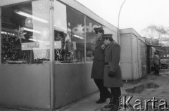 1985, Warszawa, Polska.
Milicjani przy pawilonach handlowych przy Rondzie Wiatraczna.
Fot. Kacper M. Krajewski, zbiory Ośrodka KARTA