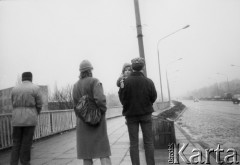 1986, Warszawa, Polska.
Przechodnie przy Trasie Łazienkowskiej. 
Fot. Kacper M. Krajewski, zbiory Ośrodka KARTA