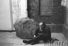 1986, Warszawa, Polska.
Pod katedrą Św. Jana na Starówce.
Fot. Kacper M. Krajewski, zbiory Ośrodka KARTA