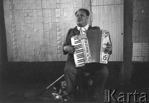 1984, Warszawa, Polska.
Akordeonista w przejściu podziemnym pod ulicą Marszałkowską.
Fot. Kacper M. Krajewski, zbiory Ośrodka KARTA