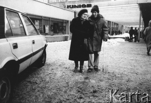 1986, Warszawa, Polska.
Przechodnie w Pasażu (obecnie Pasażu Wiecha) przy Domach Towarowych Centrum. 
Fot. Kacper M. Krajewski, zbiory Ośrodka KARTA