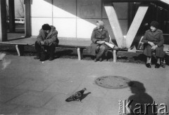 1986, Warszawa, Polska.
Rondo Wiatraczna. Oczekiwanie na autobus.
Fot. Kacper M. Krajewski, zbiory Ośrodka KARTA