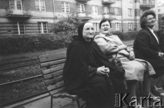 1985, Warszawa, Polska.
Ulica Słowackiego na Żoliborzu. Kobiety na ławce.
Fot. Kacper M. Krajewski, zbiory Ośrodka KARTA