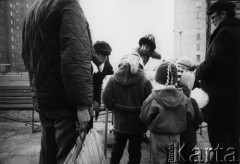 1985, Warszawa, Polska.
Ulica Łukowska. Handel uliczny.
Fot. Kacper Mirosław Krajewski, zbiory Ośrodka KARTA