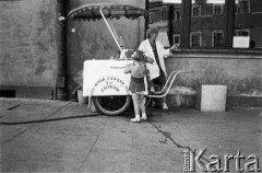 1985, Warszawa, Polska.
Plac Zamkowy. Sprzedaż napojów z saturatora.
Fot. Kacper Mirosław Krajewski, zbiory Ośrodka KARTA