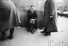 1984, Warszawa, Polska.
Aleje Jerozolimskie. Handel uliczny.
Fot. Kacper Mirosław Krajewski, zbiory Ośrodka KARTA