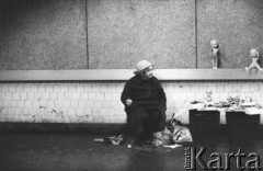 1985, Warszawa, Polska.
Kobieta sprzedaje zabawki w przejściu podziemnym pod Rondem Waszyngtona.
Fot. Kacper M. Krajewski, zbiory Ośrodka KARTA