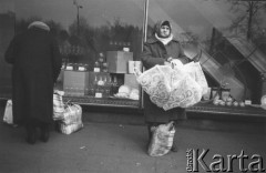 1986, Warszawa, Polska.
Ulica Marszałkowska. Handel uliczny przy Domach Towarowych Centrum.
Fot. Kacper M. Krajewski, zbiory Ośrodka KARTA