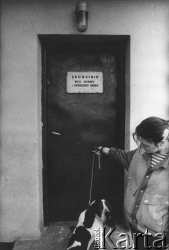 1985, Warszawa, Polska.
Bazar przy ulicy Zamienickiej. Skubalnia drobiu.
Fot. Kacper M. Krajewski, zbiory Ośrodka KARTA