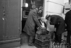 Lata 80., Warszawa, Polska.
Ulica Bracka. Handel uliczny.
Fot. Kacper M. Krajewski, zbiory Ośrodka KARTA