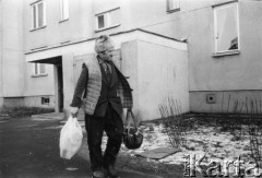 1984, Warszawa, Polska.
Osiedle Ostrobramska. Mężczyzna niesie zakupy.
Fot. Kacper Mirosław Krajewski, zbiory Ośrodka KARTA