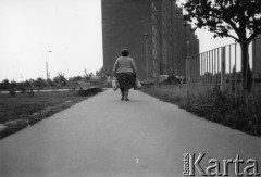 1985, Warszawa, Polska.
Osiedle Ostrobramska. Kobieta niesie zakupy.
Fot. Kacper Mirosław Krajewski, zbiory Ośrodka KARTA