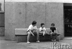 Lata 80., Warszawa, Polska.
Dzieci na ławce przed blokiem.
Fot. Kacper Mirosław Krajewski, zbiory Ośrodka KARTA