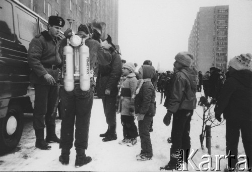 1985, Warszawa, Polska.
Akcje strażaków na Osiedlu Ostobramska.
Fot. Kacper M. Krajewski, zbiory Ośrodka KARTA