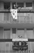 1985, Warszawa, Polska.
Osiedle Gocław przy Trasie. Kobieta rozwiesza na balkonie dekorację na Boże Ciało.
Fot. Kacper M. Krajewski, zbiory Ośrodka KARTA