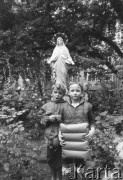 1984, Warszawa, Polska.
Ulica Raszyńska. Dzieci przed kapliczką z figurką Matki Boskiej.
Fot. Kacper Mirosław Krajewski, zbiory Ośrodka KARTA