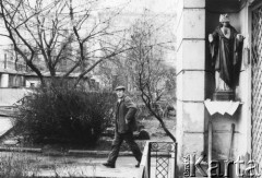 1985, Warszawa, Polska.
Ulica Nowy Świat przy ulicy Świętokrzyskiej. Kapliczka z polichromowaną figurą Chrystusa.
Fot. Kacper Mirosław Krajewski, zbiory Ośrodka KARTA