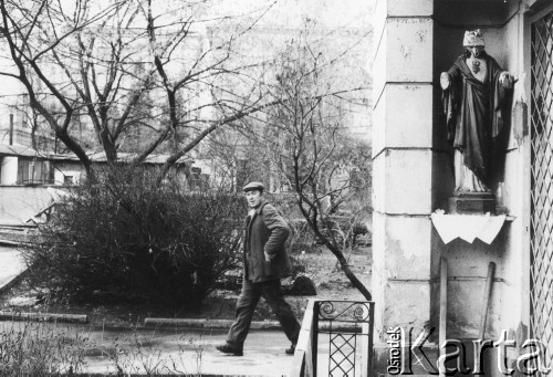 1985, Warszawa, Polska.
Ulica Nowy Świat przy ulicy Świętokrzyskiej. Kapliczka z polichromowaną figurą Chrystusa.
Fot. Kacper Mirosław Krajewski, zbiory Ośrodka KARTA