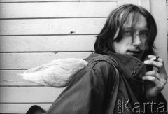 1983, Warszawa, Polska.
Portret mężczyzny z papierosem.
Fot. Kacper Mirosław Krajewski, zbiory Ośrodka KARTA
