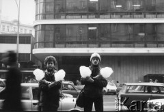 1984, Warszawa, Polska.
Fotograf Kacper M. Krajewski (po lewej) z kolegą przed domem towarowym Smyk przy ulicy Kruczej. Dzień Dziecka. 
Fot. Kacper Mirosław Krajewski, zbiory Ośrodka KARTA