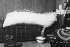 1984, Wołomin, Polska.
Śpiący mężczyzna.
Fot. Kacper M. Krajewski, zbiory Ośrodka KARTA